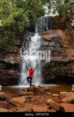 Vista posteriore di un escursionista che fa una posa yoga presso la cascata Choma nei monti Uluguru, Tanzania Foto Stock