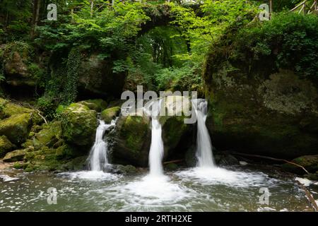 Majestic Cascade di Schéissendëmpel: Sinfonia della natura in Lussemburgo Foto Stock