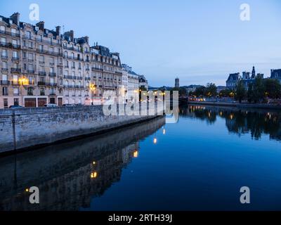 Vista notturna dell'isola di, Île de la Cité, fiume Senna, Parigi, Francia, Europa, UE. Foto Stock