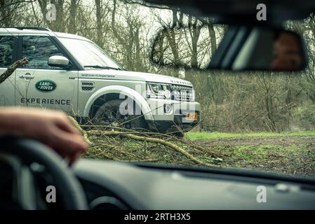 Serie di foto di un pomeriggio fuori strada con diverse auto Land Rover come gli iconici modelli Land Rover Defender e Range Rover. Foto Stock