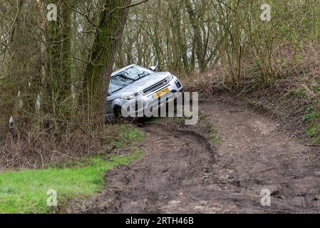 Serie di foto di un pomeriggio fuori strada con diverse auto Land Rover come gli iconici modelli Land Rover Defender e Range Rover. Foto Stock