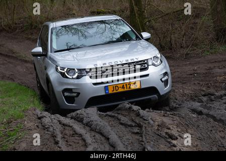 Serie di foto di un pomeriggio fuori strada con diverse auto Land Rover come gli iconici modelli Land Rover Defender e Range Rover. Foto Stock