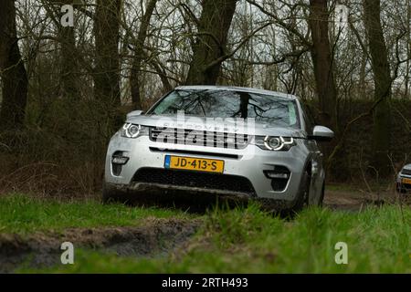 Serie di foto di un pomeriggio fuori strada con diverse auto Land Rover come gli iconici modelli Land Rover Defender e Range Rover. Foto Stock