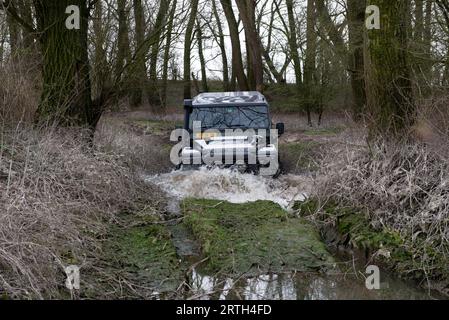 Serie di foto di un pomeriggio fuori strada con diverse auto Land Rover come gli iconici modelli Land Rover Defender e Range Rover. Foto Stock