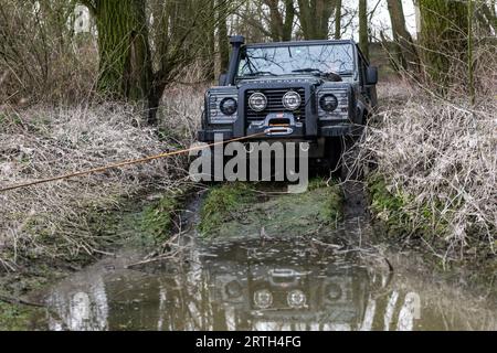 Serie di foto di un pomeriggio fuori strada con diverse auto Land Rover come gli iconici modelli Land Rover Defender e Range Rover. Foto Stock