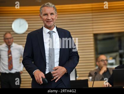 Erfurt, Germania. 13 settembre 2023. Björn Höcke, capo del gruppo parlamentare AfD, si presenta al parlamento dello Stato della Turingia per una sessione di domande e risposte. Il leader AfD della Turingia, Höcke, deve essere processato con l'accusa di aver usato simboli di organizzazioni incostituzionali. Il tribunale regionale di Halle ha ammesso il caso dell'accusa, un portavoce del tribunale ha annunciato lo stesso giorno. Si dice che Höcke abbia usato uno slogan vietato della Sturmabteilung (SA) del NSDAP in un discorso. Credito: Martin Schutt/dpa/Alamy Live News Foto Stock