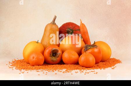 Composizione di arancia e verdura. Un set di prodotti alimentari di solo colore arancione Foto Stock