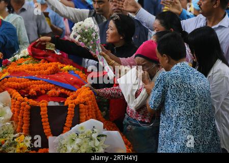 Kathmandu, Nepal. 12 settembre 2023. Il 12 settembre 2023, a Kathmandu, Nepal. Una donna piange mentre esegue il rituale finale del leader del Partito Comunista del Nepal (marxista unificato-leninista) e membro del Parlamento, 'Subas Chandra Nemwang, nell'ufficio del partito. Nemwang è stato il primo presidente eletto dell'Unione degli studenti liberi del campus Mahendra Ratna di Ilam e anche segretario generale dell'Associazione degli avvocati del Nepal. Nemwang è morto durante il trattamento per un arresto cardiaco martedì mattina presto. (Foto di Abhishek Maharjan/Sipa USA) credito: SIPA USA/Alamy Live News Foto Stock