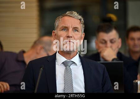 Erfurt, Germania. 13 settembre 2023. Björn Höcke, capo del gruppo parlamentare AfD, attende l'inizio di un periodo di interrogazioni nel parlamento statale della Turingia. Il leader AfD della Turingia, Höcke, deve essere processato con l'accusa di aver usato simboli di organizzazioni incostituzionali. Il tribunale regionale di Halle ha ammesso il caso dell'accusa, un portavoce del tribunale ha annunciato lo stesso giorno. Si dice che Höcke abbia usato uno slogan vietato della Sturmabteilung (SA) del NSDAP in un discorso. Credito: Martin Schutt/dpa/Alamy Live News Foto Stock