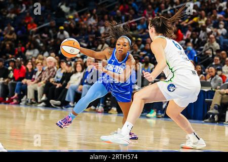 Dana Evans del Chicago Sky dribbling intorno al numero 6 di Minnesota Lynx a Chicago, Illinois, alla Wintrust Arena. Foto Stock