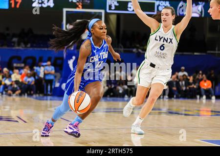 Dana Evans del Chicago Sky dribbling verso il basket di Chicago, Illinois, alla Wintrust Arena. Foto Stock