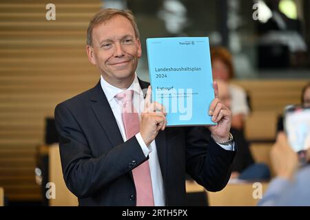 Erfurt, Germania. 13 settembre 2023. Matthias Hey (SPD), presidente del gruppo parlamentare, attende con il progetto di bilancio statale l'inizio di un'ora speciale nel parlamento statale della Turingia. I temi sono l'aumento del reddito dei cittadini, la competitività della Turingia come sede di attività, la crescita economica in Turingia, la domanda di energia a basso costo, tasse basse e meno burocrazia, nonché il sostegno dei disoccupati e un cambiamento di paradigma nel trasporto pubblico della Turingia. Credito: Martin Schutt/dpa/Alamy Live News Foto Stock