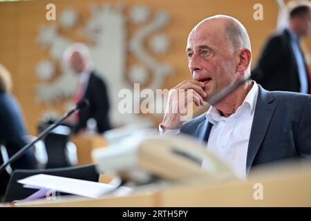 Erfurt, Germania. 13 settembre 2023. Wolfgang Tiefensee (SPD), ministro dell'economia della Turingia, attende l'inizio di un'ora delle interrogazioni nel parlamento statale della Turingia. Gli argomenti trattati sono l'aumento del reddito dei cittadini, la competitività della Turingia come sede di attività, la crescita economica in Turingia, la domanda di energia più economica, basse tasse e meno burocrazia, nonché il sostegno ai disoccupati e un cambiamento di paradigma nel trasporto pubblico locale della Turingia. Credito: Martin Schutt/dpa/Alamy Live News Foto Stock