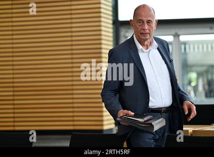 Erfurt, Germania. 13 settembre 2023. Wolfgang Tiefensee (SPD), ministro dell'economia della Turingia, arriva a un'ora di attualità nel parlamento statale della Turingia. Gli argomenti trattati sono l'aumento del reddito dei cittadini, la competitività della Turingia come sede di attività, la crescita economica in Turingia, la domanda di energia a basso costo, tasse basse e meno burocrazia, nonché il sostegno dei disoccupati e un cambiamento di paradigma nel trasporto pubblico della Turingia. Credito: Martin Schutt/dpa/Alamy Live News Foto Stock