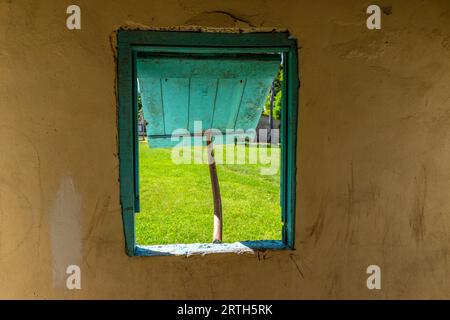 Dettaglio di una finestra in un tipico Bure delle Figi, nelle Isole Figi, area del Pacifico meridionale Foto Stock