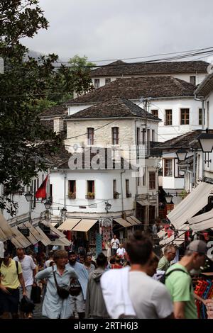 Gjirokastrer, Albania, mercoledì 13 settembre 2023 esplorare la città vecchia con vista sulle persone e sui luoghi bellissimi in cui si respira l'estate Foto Stock