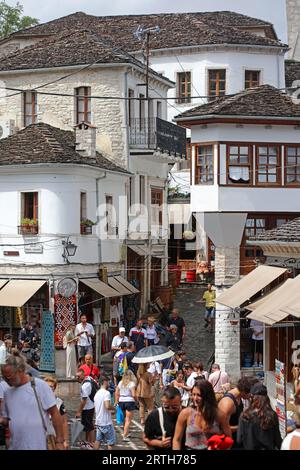 Gjirokastrer, Albania, mercoledì 13 settembre 2023 esplorare la città vecchia con vista sulle persone e sui luoghi bellissimi in cui si respira l'estate Foto Stock