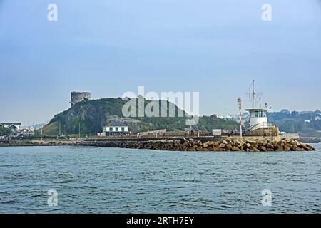 Lo storico Mount Batten Breakwater, nel Plymouth Sound, visto dal livello del mare con la torre storica inclusa. Foto Stock