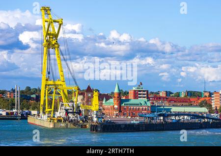 Strutture per gru, terminal dei traghetti e porto di fronte al porto di Trelleborg, contea di Skane, Svezia. Foto Stock