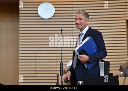 Erfurt, Germania. 13 settembre 2023. Björn Höcke, capo del gruppo parlamentare AfD, si presenta al parlamento dello Stato della Turingia per una sessione di domande e risposte. Il leader AfD della Turingia, Höcke, deve essere processato con l'accusa di aver usato simboli di organizzazioni incostituzionali. Il tribunale regionale di Halle ha ammesso il caso dell'accusa, un portavoce del tribunale ha annunciato lo stesso giorno. Si dice che Höcke abbia usato uno slogan vietato della Sturmabteilung (SA) del NSDAP in un discorso. Credito: Martin Schutt/dpa/Alamy Live News Foto Stock