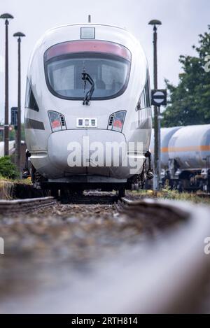 Karow, Germania. 13 settembre 2023. Il treno di prova "TrainLab avanzato" della Deutsche Bahn si trova nella stazione di Karow, altrimenti poco utilizzata. Il gestore dell'infrastruttura Regio Infra Nordost aveva presentato il concetto di rotta "Karower Kreuz 365" per un uso più efficace della rete ferroviaria nella regione durante uno scalo durante le prove. Si tratta di possibili prospettive di un trasporto passeggeri attraente tra le metropoli di Berlino e Rostock sull'asse nord-sud. Credito: Jens Büttner/dpa/Alamy Live News Foto Stock