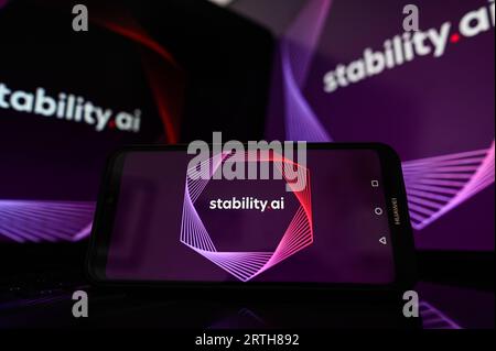 In questa foto, il logo Stability.ai viene visualizzato su uno smartphone e sullo sfondo. Foto Stock