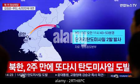 Seoul, Corea del Sud. 13 settembre 2023. Uno schermo televisivo mostra un rapporto di una Corea del Nord che ha sparato due missili balistici a corto raggio nel Mare Orientale durante un programma di notizie alla stazione ferroviaria di Yongsan a Seul, Corea del Sud. Il leader nordcoreano Kim Jong un e il presidente russo Vladimir Putin hanno iniziato i loro rari colloqui al centro spaziale russo di Vostochny il 13 settembre, secondo i media russi, tra le preoccupazioni che i due leader isolati potrebbero avanzare una negoziazione di armi e rafforzare la cooperazione militare. Credito: SOPA Images Limited/Alamy Live News Foto Stock