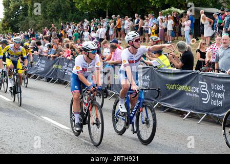 Piloti del team Gran Bretagna alla gara ciclistica Tour of Britain Stage 6 al traguardo di Harlow, Essex, Regno Unito. Gara calda durante l'onda di calore del Regno Unito. Brough, Wood Foto Stock