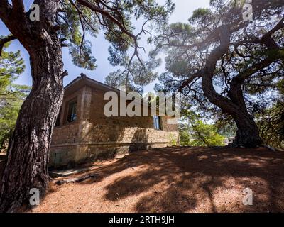 La scuola elementare dalla storica struttura in pietra nel villaggio Adatepe di Canakkale, concetto di educazione intrecciato con la natura. ph. Di alta qualità Foto Stock