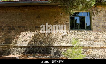 La scuola elementare dalla storica struttura in pietra nel villaggio Adatepe di Canakkale, concetto di educazione intrecciato con la natura. ph. Di alta qualità Foto Stock