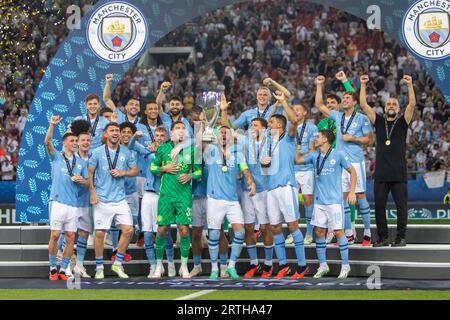 Atene, Grecia - 16 agosto 2023: Il Manchester City festeggia con il trofeo dopo aver sconfitto il Sevilla FC durante la finale di Super Cup a Stadi Foto Stock