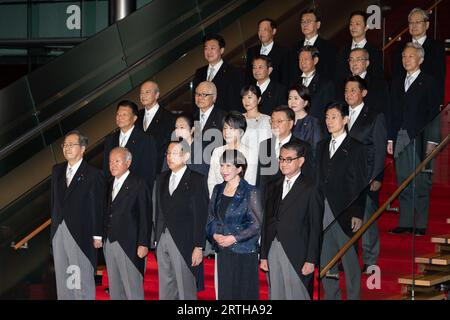 Tokyo, Giappone. 13 settembre 2023. Il primo ministro giapponese Fumio Kishida (C, fronte) posa per le foto di gruppo con i membri del suo gabinetto nella residenza ufficiale del primo ministro a Tokyo, Giappone, 13 settembre 2023. Kishida mercoledì ha rinnovato il suo gabinetto e la formazione esecutiva del Partito Liberal Democratico (LDP) al governo, mentre il sostegno pubblico al governo sta diminuendo. Il secondo rimpasto di governo da parte di Kishida dall'anno scorso includeva modifiche a 13 ministri su 19, con 11 di loro che entravano nel gabinetto per la prima volta. Crediti: Zhang Xiaoyu/Xinhua/Alamy Live News Foto Stock