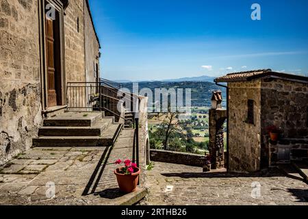 Città di Bomarzo, Viterbo, Italia. Percorri la strada con vista dell'architettura e dei dettagli della città. Soleggiato caldo e piacevole giorno per una passeggiata Foto Stock