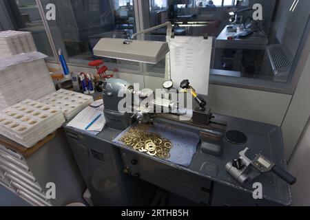 Visita alla fabbrica di Nomos a Glashütte in Germania per una visita guidata e spiegazione del processo di realizzazione di un orologio meccanico tedesco. Foto Stock