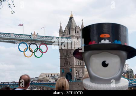 Tower Bridge durante le Olimpiadi di Londra del 2012 Foto Stock