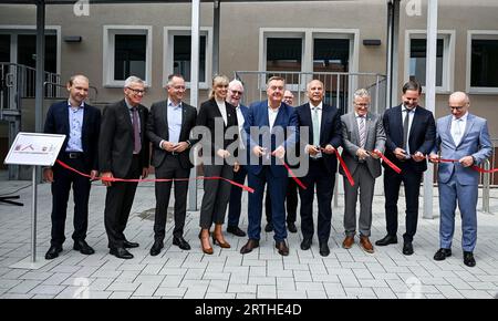 Hanau, Deutschland. 13 settembre 2023. 13 settembre 2023, xpsx, Local Hanau Opening of the House of Youth Law, Left to right Heiko Kasseckert, Claus Kaminsky (Hanau Mayor), Roman Poseck Ministro della giustizia assiano, consigliere distrettuale Winfried Ottmann Main Kinzig District, Daniel Muth diventa presidente della polizia nell'Assia sudorientale, Robert Schafer Presidente della polizia di Stato Credit: dpa/Alamy Live News Foto Stock