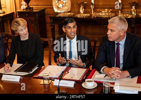 Il primo Ministro Rishi Sunak (centro) e il Segretario alla salute e all'assistenza sociale, Steve Barclay, con l'Amministratore delegato dell'NHS England, Amanda Pritchard, che ospitano una tavola rotonda in 10 Downing Street, Londra, che si concentrerà sulla preparazione invernale. Data foto: Mercoledì 13 settembre 2023. Foto Stock