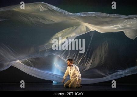 Londra, Regno Unito. 13 settembre 2023. (C) Andrei Bondarenko (Andrey Belaretsk) si esibisce alla prima mondiale di King Stakh's Wild Hunt del Belarus Free Theatre (BFT) al Barbican Theatre. La produzione è basata su un noir gotico basato sul celebre romanzo dello scrittore bielorusso Uladzimir Karatkievich e riunisce attori, cantanti d'opera e musicisti provenienti dalla Bielorussia e dall'Ucraina, molti dei quali sono stati costretti a fuggire dalle loro terre a causa della guerra o della dittatura. Spettacoli dal 14 al 16 settembre. Crediti: Stephen Chung / Alamy Live News Foto Stock