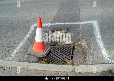 Longford, London Borough of Hillingdon, Regno Unito. 13 settembre 2023. Una piazza dipinta intorno a una buche che ha bisogno di essere riparata a Longford. Credito: Maureen McLean/Alamy Foto Stock