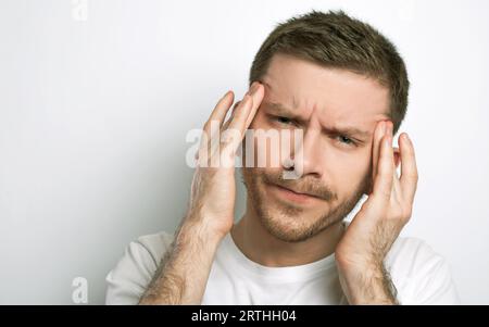 primo piano di un uomo che soffre di mal di testa Foto Stock