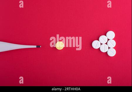 Il termometro e le compresse giocano a biliardo Foto Stock