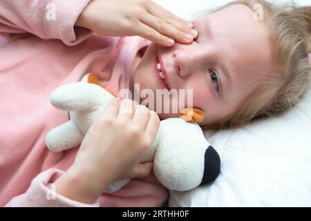 la piccola ragazza triste piange Foto Stock