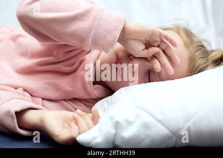 la piccola ragazza triste piange Foto Stock