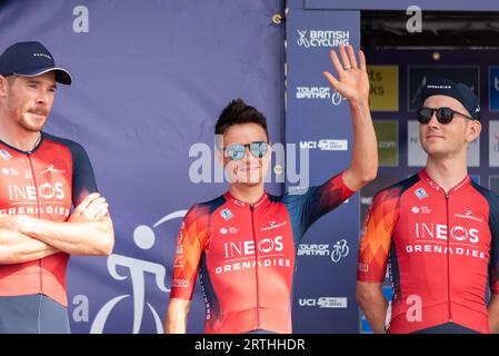 Tom Pidcock e i piloti del team INEOS Grenadiers alla gara ciclistica Tour of Britain Stage 6 partono a Southend on Sea, Essex, Regno Unito. Foto Stock