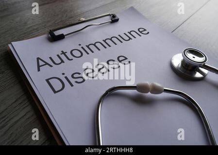 Immagine di primo piano dello stetoscopio e degli appunti di carta con testo MALATTIA AUTOIMMUNE. Concetto medico e sanitario Foto Stock