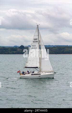 3 tre uomini di equipaggio navigano nel Solent a bordo di una barca a vela Beneteau Oceanis 31 Emilie sull'Isola di Wight, Hampshire, Regno Unito, a settembre Foto Stock