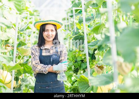 donna contadina è in piedi braccia incrociate e sorridente Foto Stock