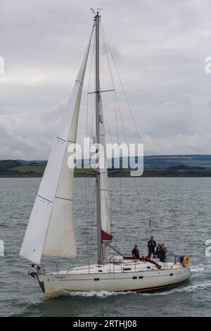 4 quattro uomini di equipaggio navigano nel Solent a bordo di una barca a vela Beneteau Oceanis 411 Clipper Fusion III sull'Isola di Wight, Hampshire, Regno Unito, a settembre Foto Stock