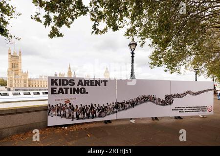 USO EDITORIALE SOLO dei giovani ambasciatori del cibo per la protesta della Fondazione alimentare a Westminster con la loro reinterpretazione di un manifesto politico nell’ambito della campagna «Feed the Future», con l’obiettivo di indurre i politici a impegnarsi a estendere l’accesso ai pasti della scuola libera, poiché 900.000 bambini che vivono in povertà non sono ammissibili al programma. Data foto: Mercoledì 23 settembre. Foto Stock