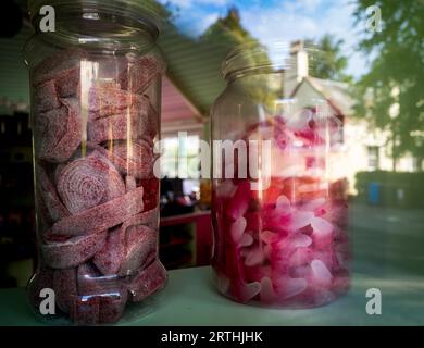 Vetrina nella città termale vittoriana di Strathpeffer, nelle Highlands scozzesi Foto Stock